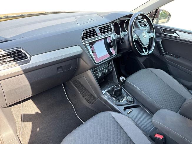 VOLKSWAGEN Tiguan Photo 2