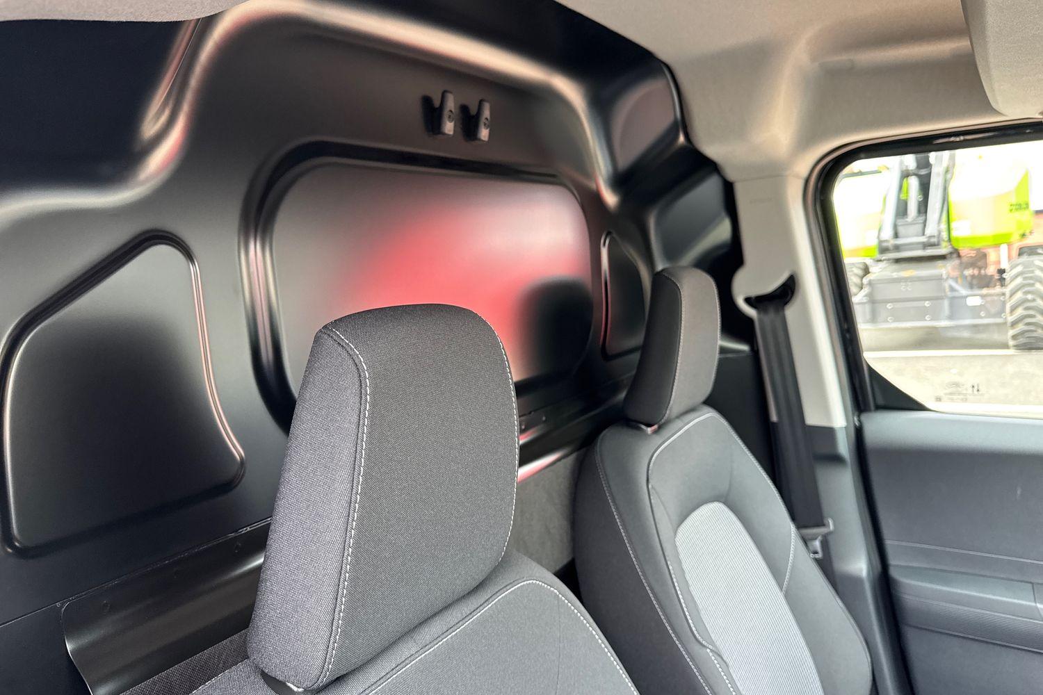 Ford E-TRANSIT COURIER Photo 29