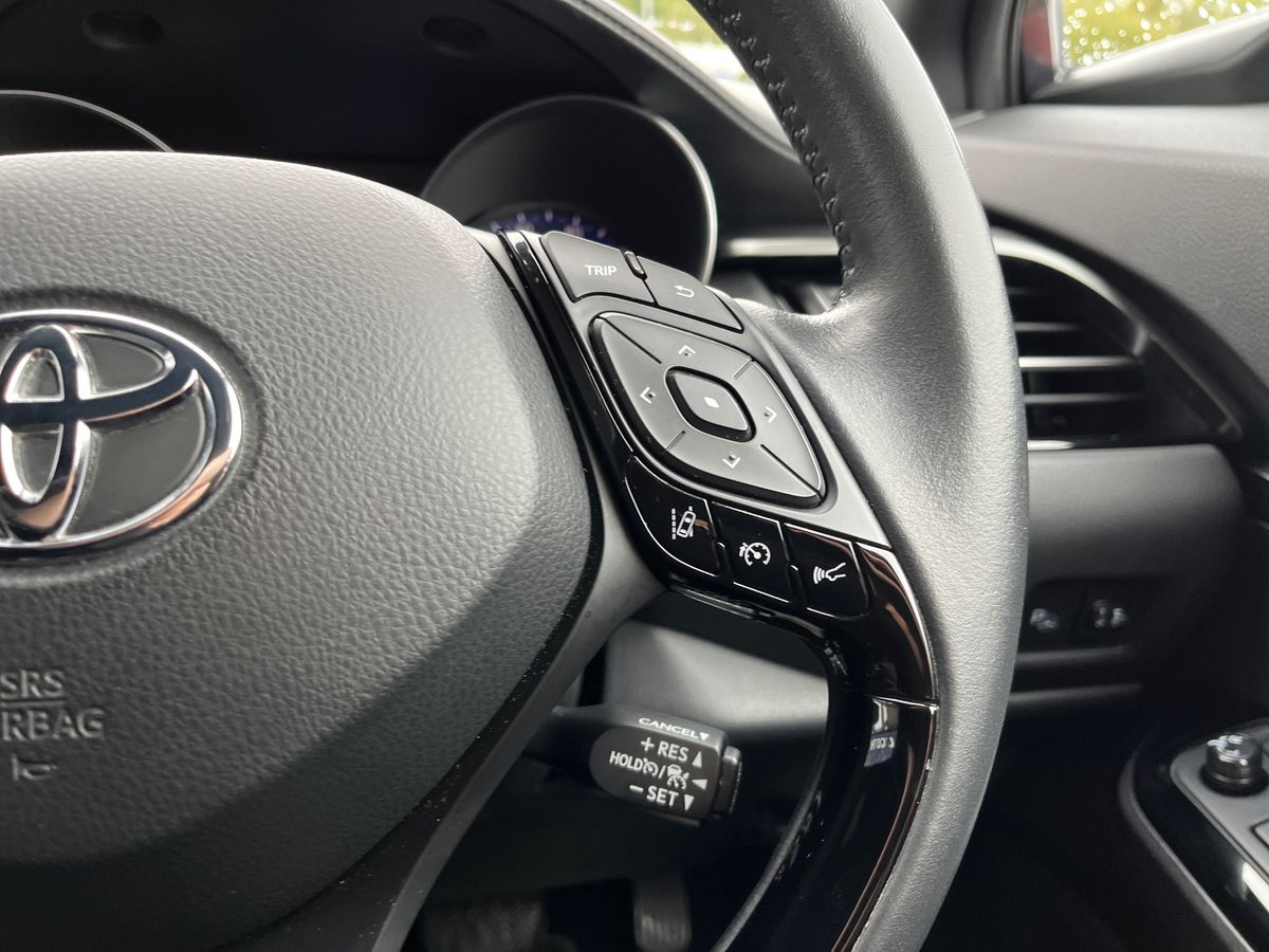 Toyota C-HR Photo 16