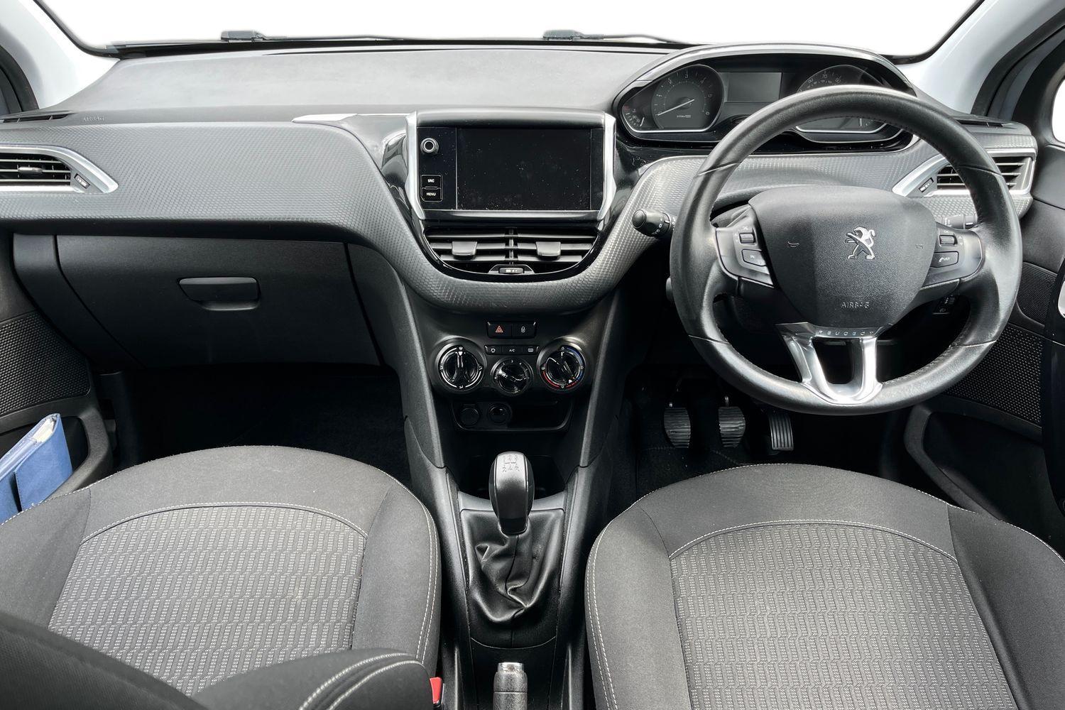 Peugeot 208 Photo 9