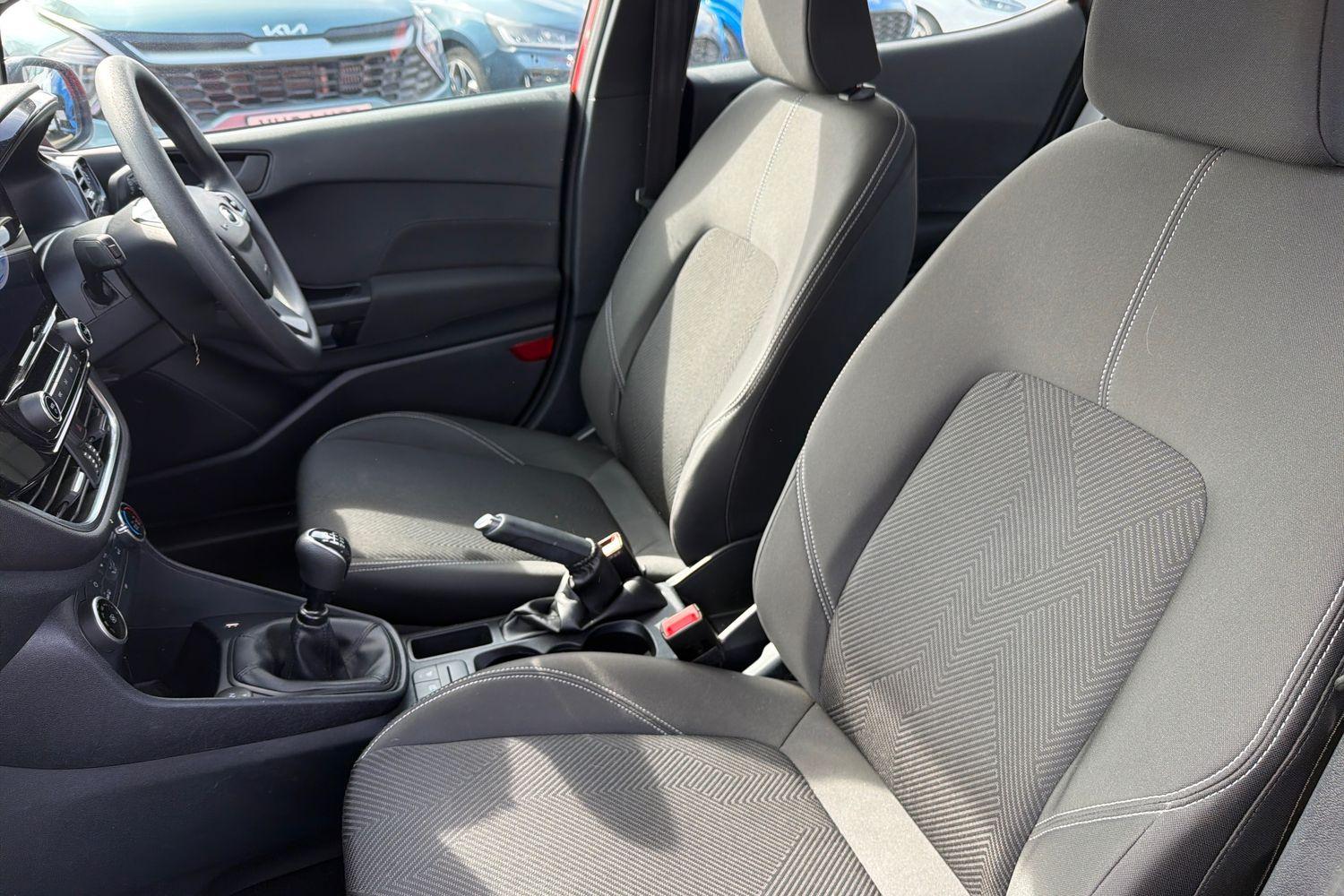 Ford FIESTA Photo 18