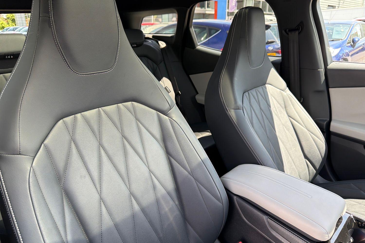 Ford EXPLORER Photo 16