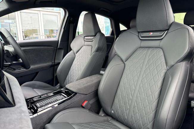 Audi Q6 e-tron Photo 22