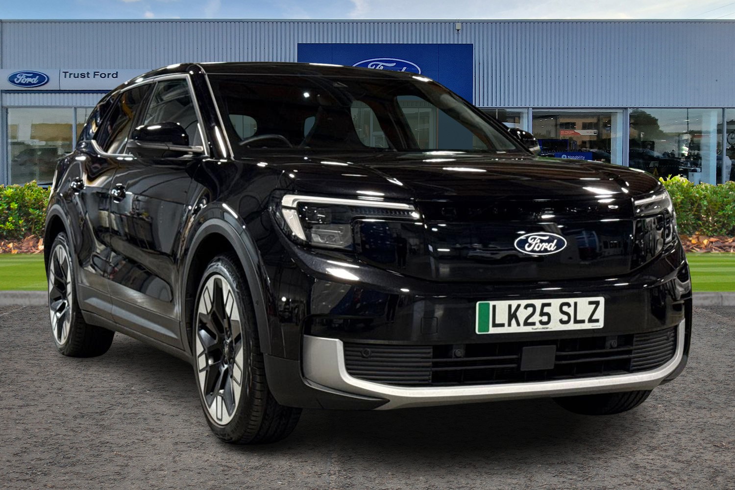 Ford Explorer Photo 0