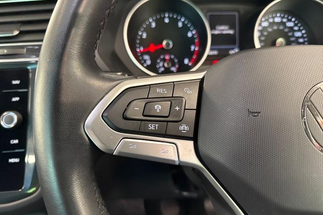 VOLKSWAGEN Tiguan Photo 16