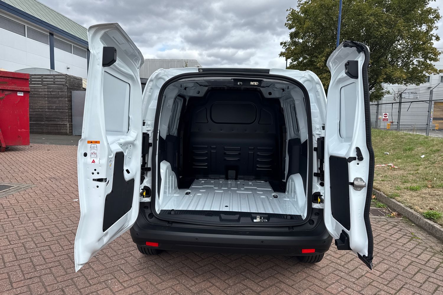 Ford E-TRANSIT COURIER Photo 5