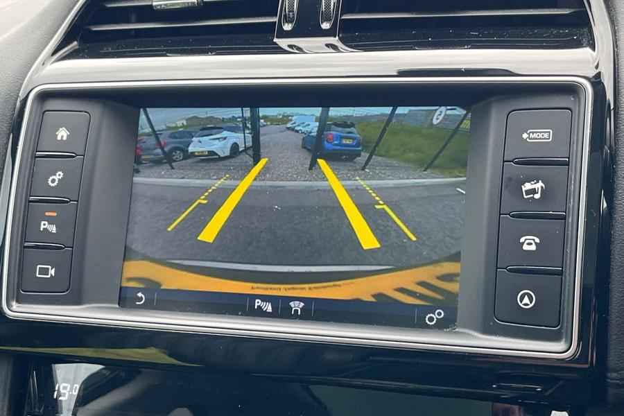 Jaguar F-PACE Photo autoimg-779e9b5428cb6e36e9eeb1b578bc5dbeca3aaeba.jpg