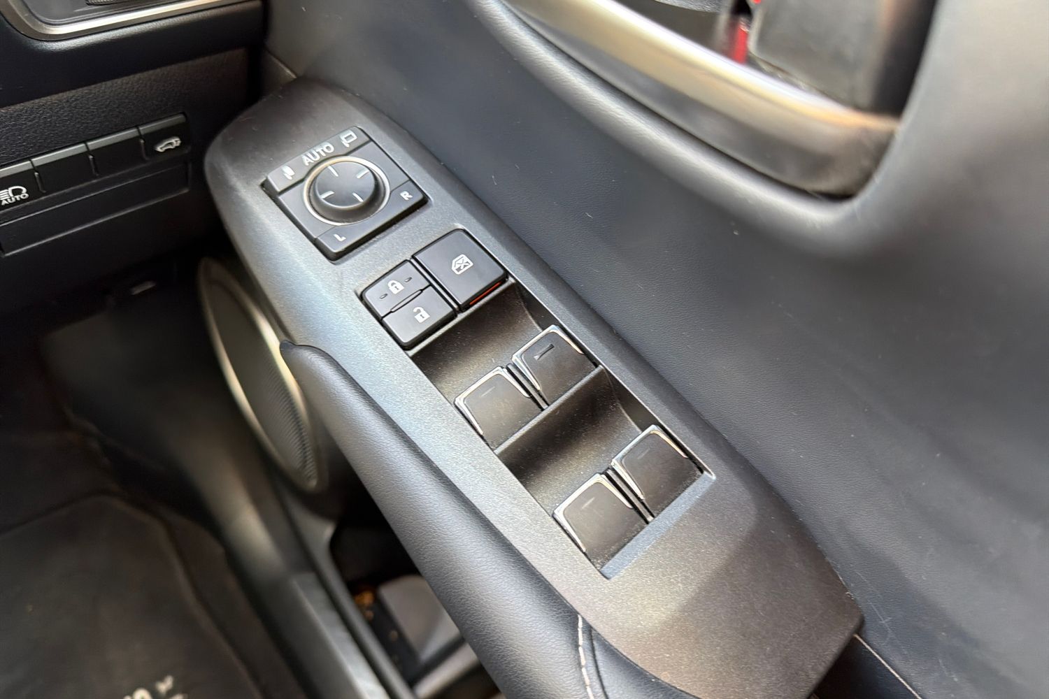 Lexus NX Photo 15