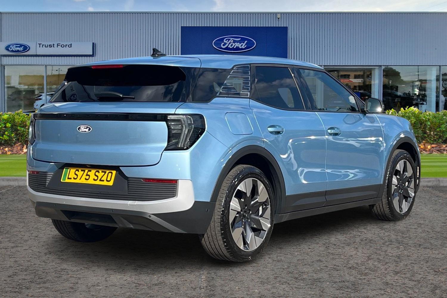 Ford Explorer Photo 3