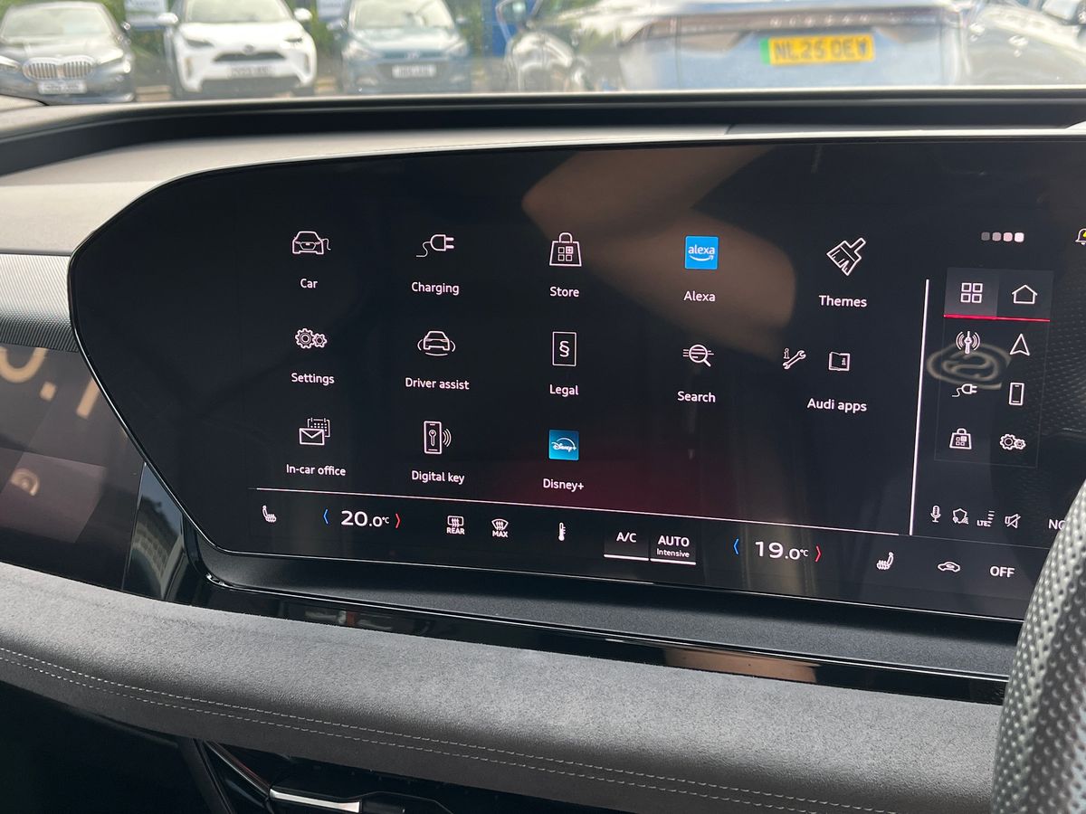 Audi Q6 e-tron Photo 41