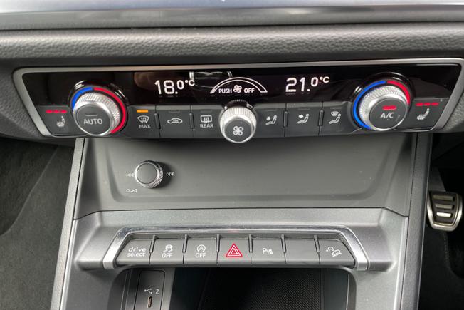 AUDI Q3 Photo 32