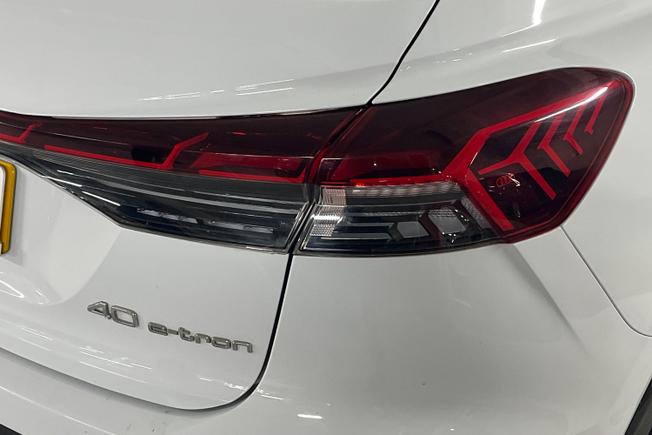 AUDI Q4 e-tron Photo 18