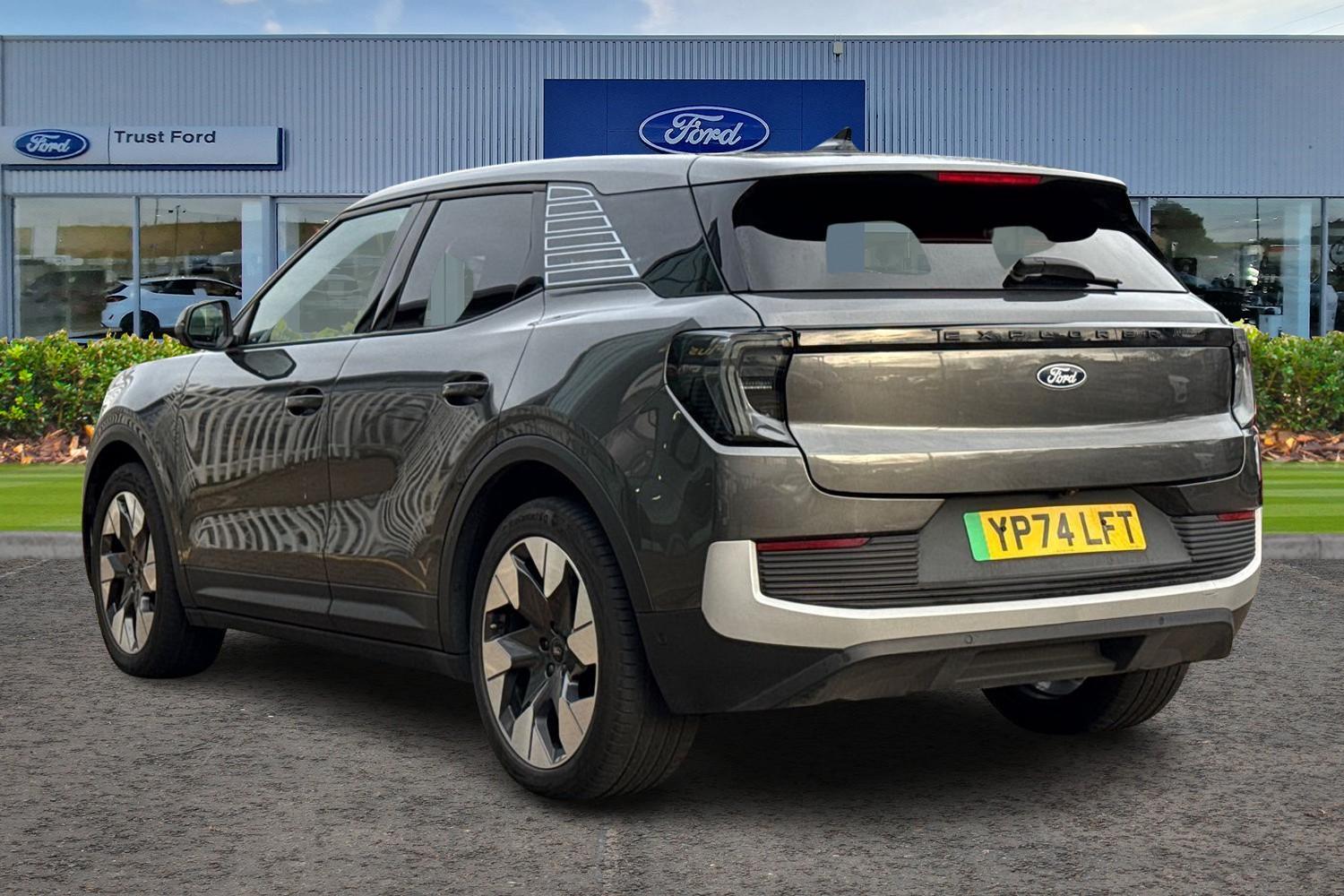 Ford Explorer Photo 1