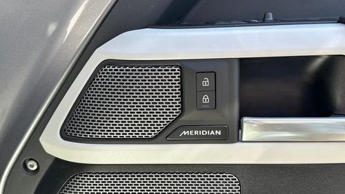 Land Rover Defender Photo autoimg-783b9aed40db454950c7fe031a6895a7910b09f9.jpg