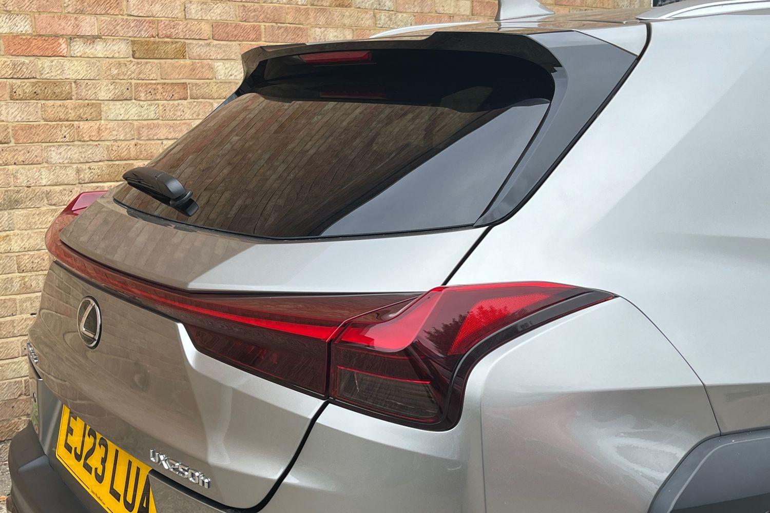 Lexus UX Photo 35