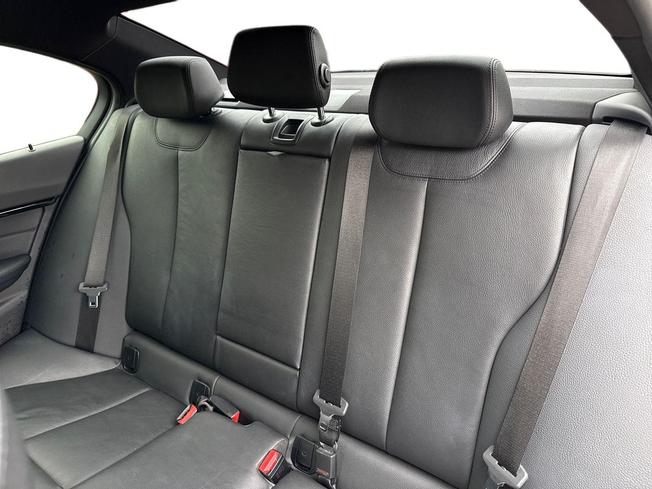 BMW 3 Series Photo 9
