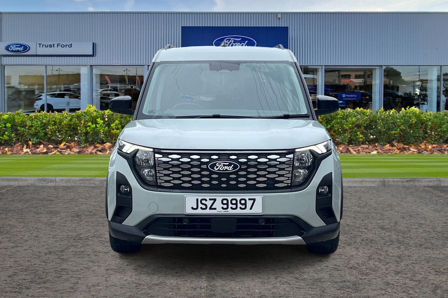 Ford E-Tourneo Courier Photo 5