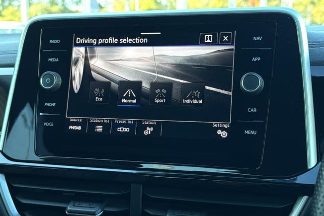 VOLKSWAGEN T-Roc Photo 30