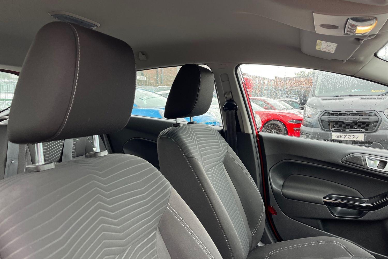Ford FIESTA Photo 16