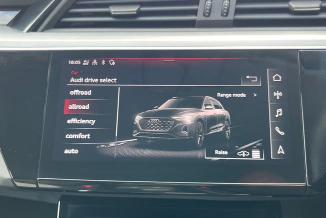 AUDI Q8 E-Tron Photo 23
