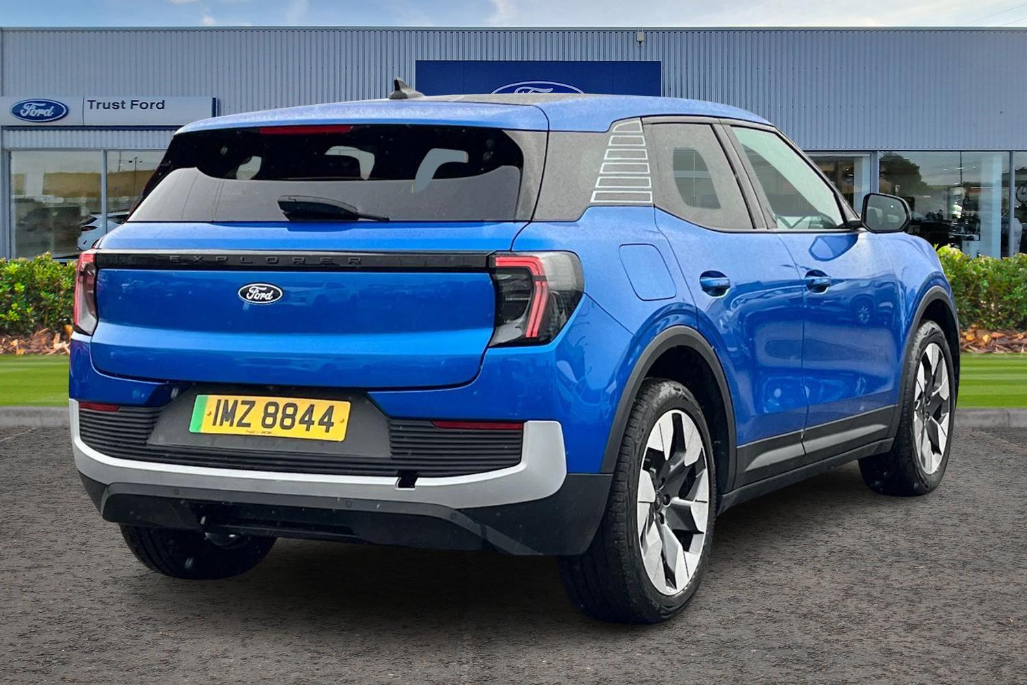 Ford Explorer Photo 3