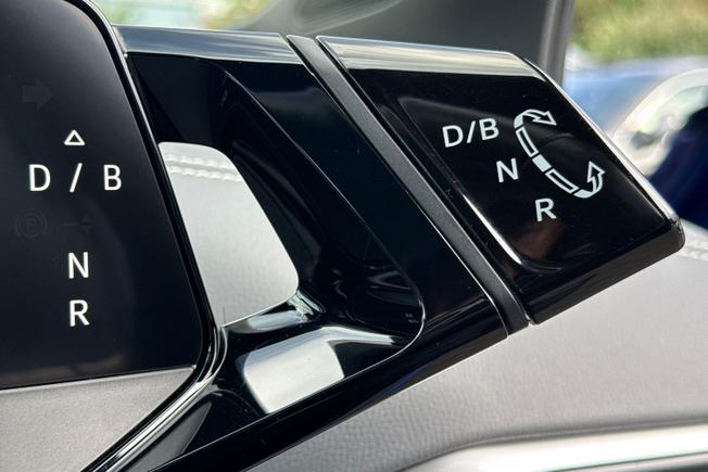 VOLKSWAGEN ID.4 Photo 15