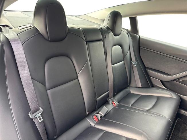 TESLA Model 3 Photo 9