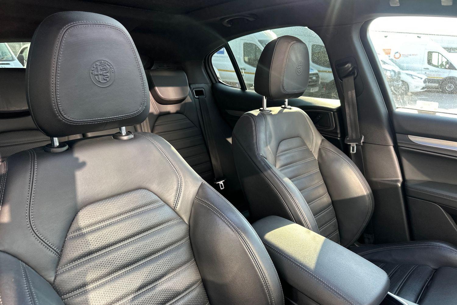 Alfa Romeo STELVIO Photo 16
