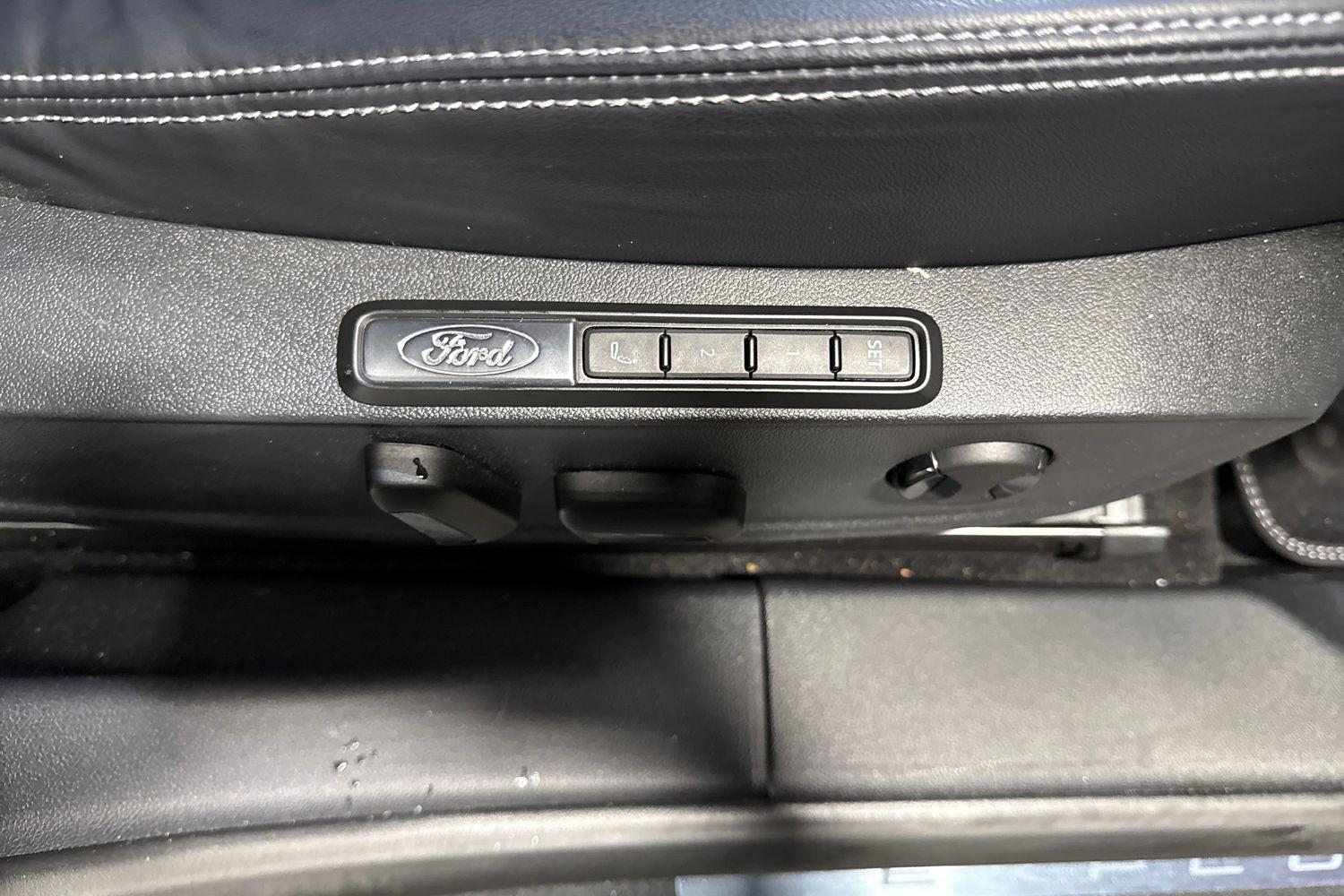 Ford Explorer Photo 26