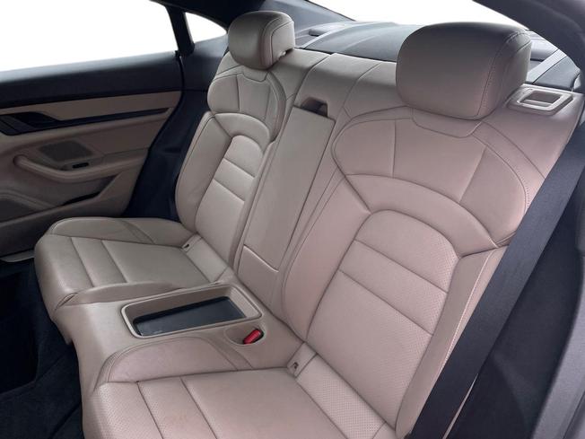 Porsche Taycan Photo 9