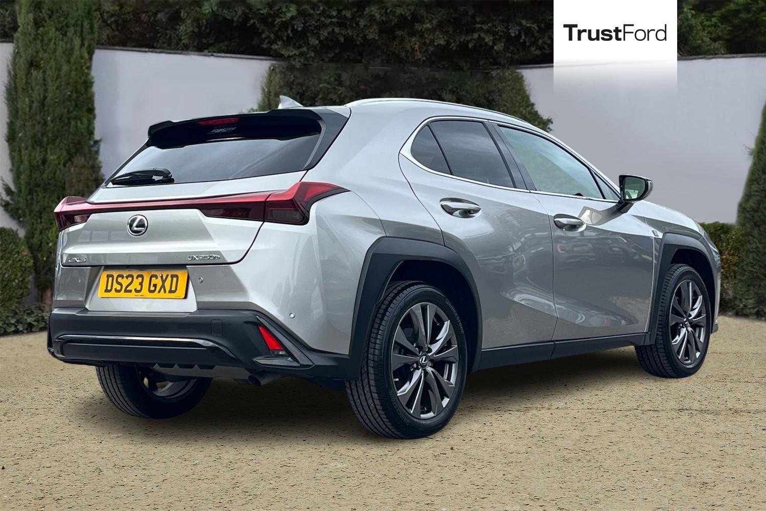 Lexus UX Photo 3