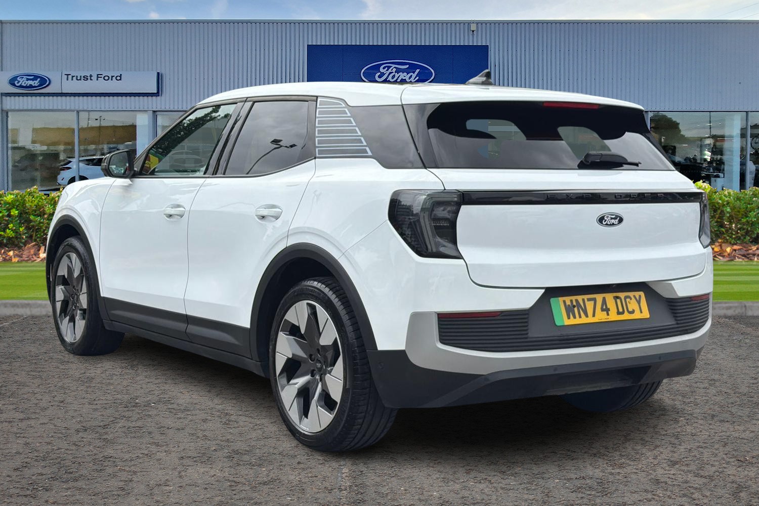 Ford Explorer Photo 1