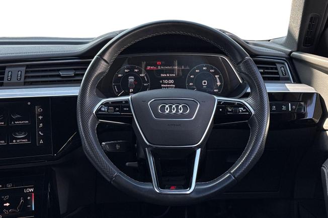 AUDI Q8 E-Tron Photo 11