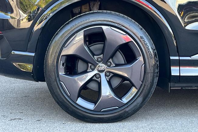 AUDI Q4 e-tron Photo 5