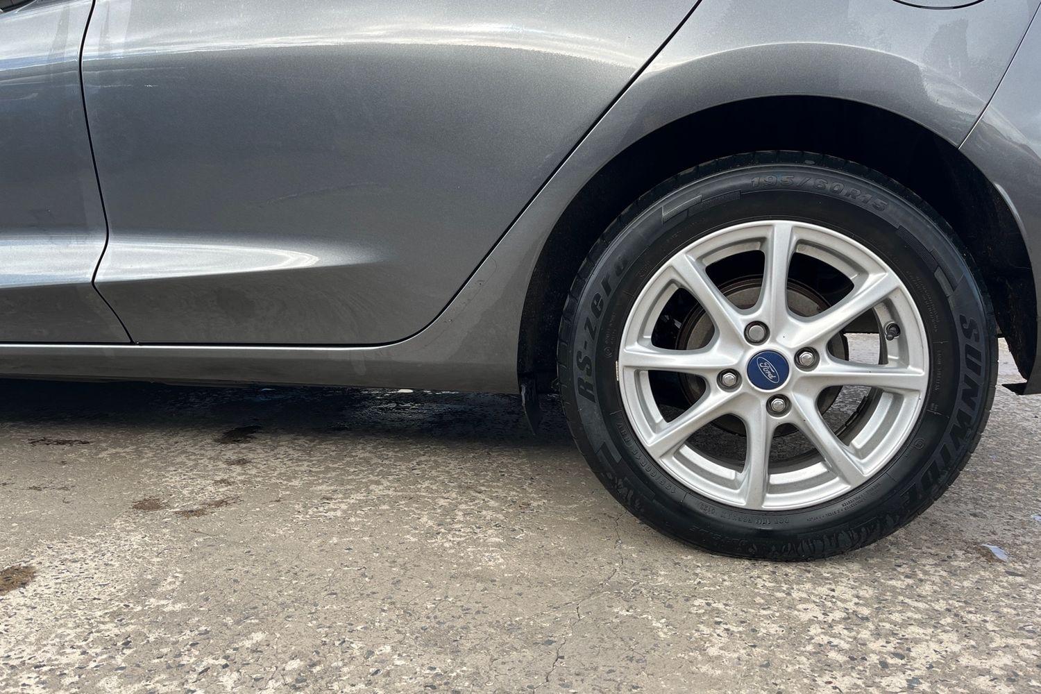 Ford FIESTA Photo 7