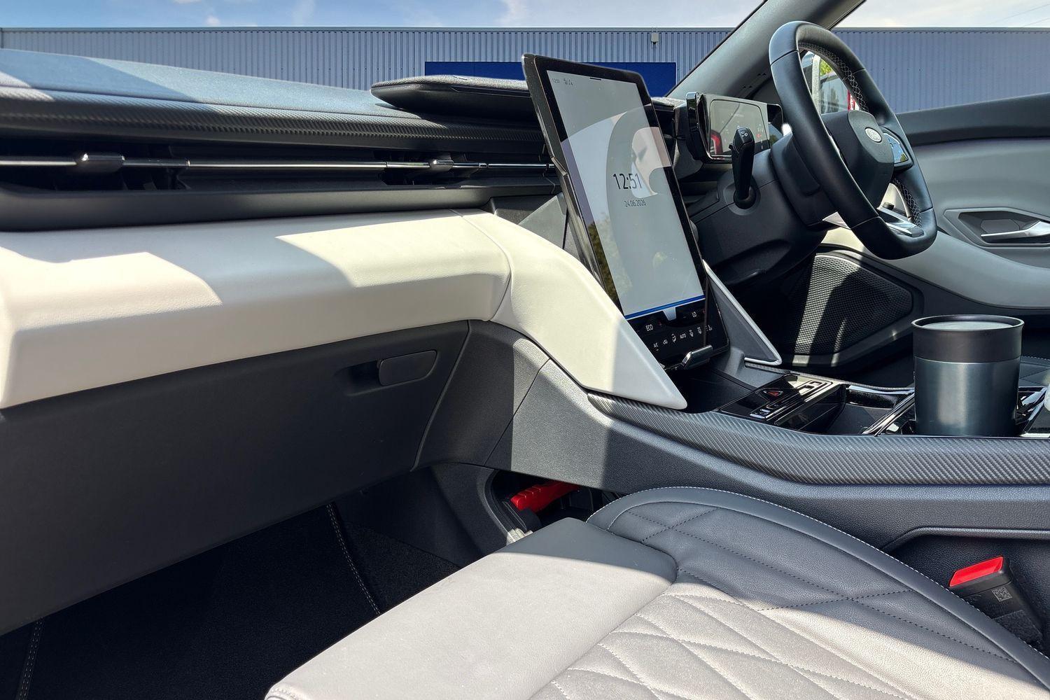 Ford Explorer Photo 2
