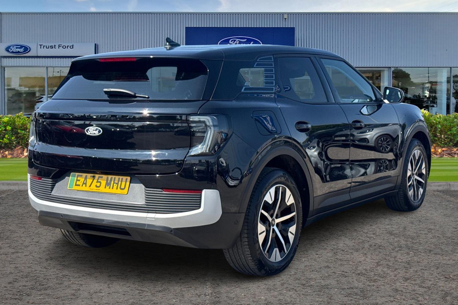Ford EXPLORER Photo 3