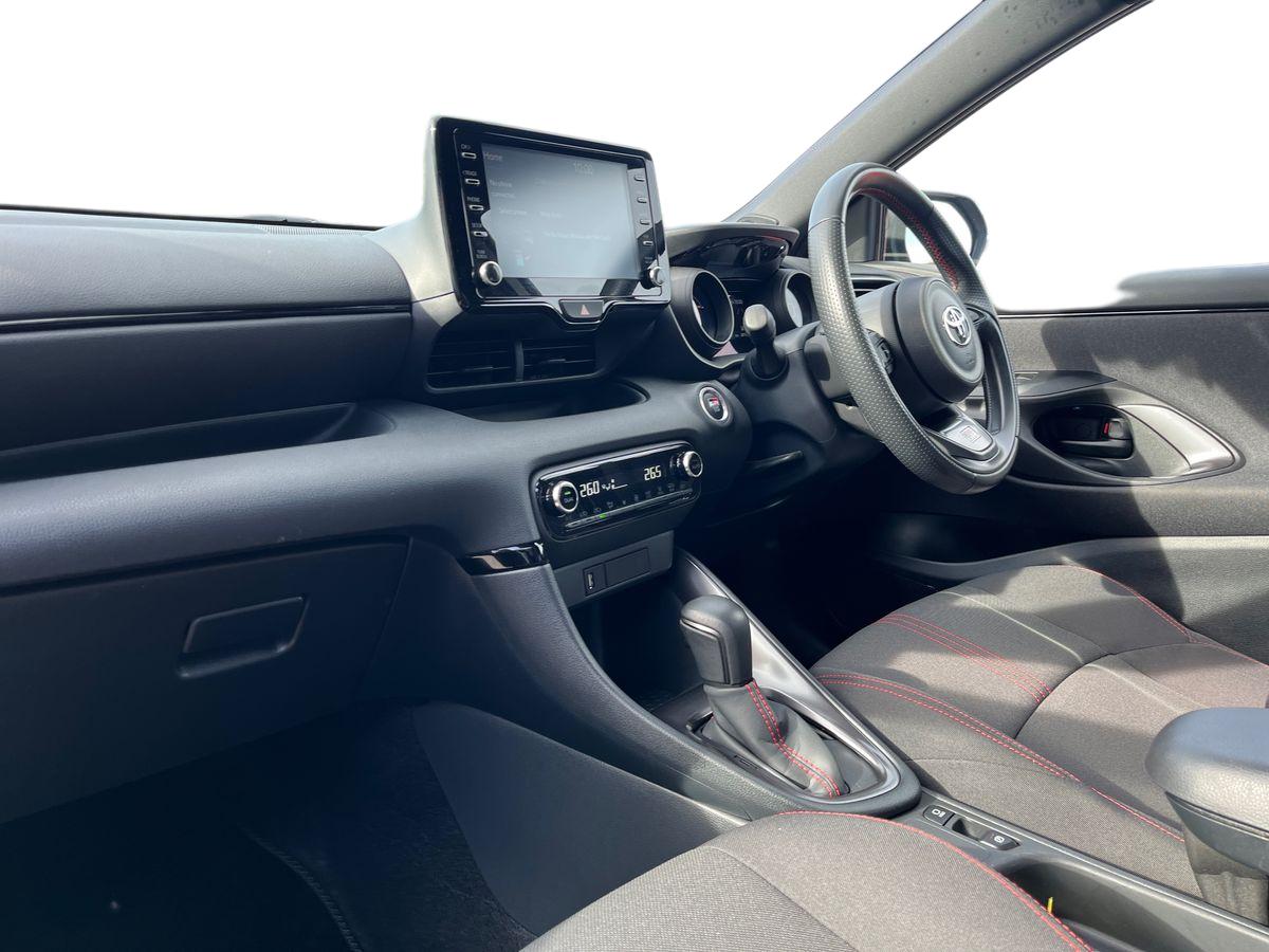 Toyota Yaris Photo 2