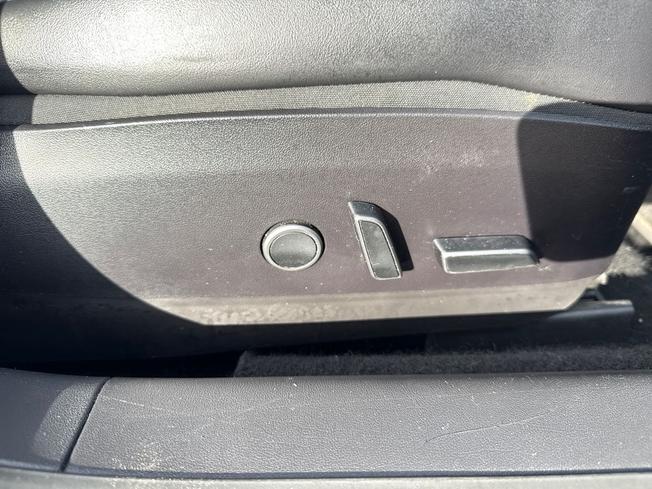 TESLA Model 3 Photo 28