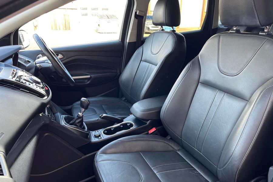 Ford Kuga Photo autoimg-7a1018e11928bdd635cbff3855644950930e8167.jpg