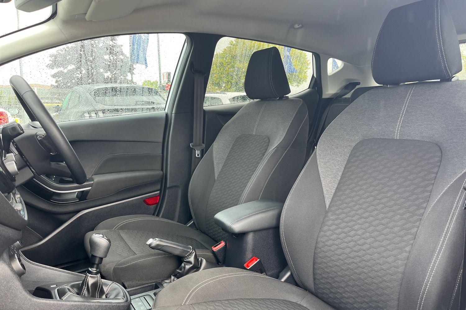Ford FIESTA Photo 18