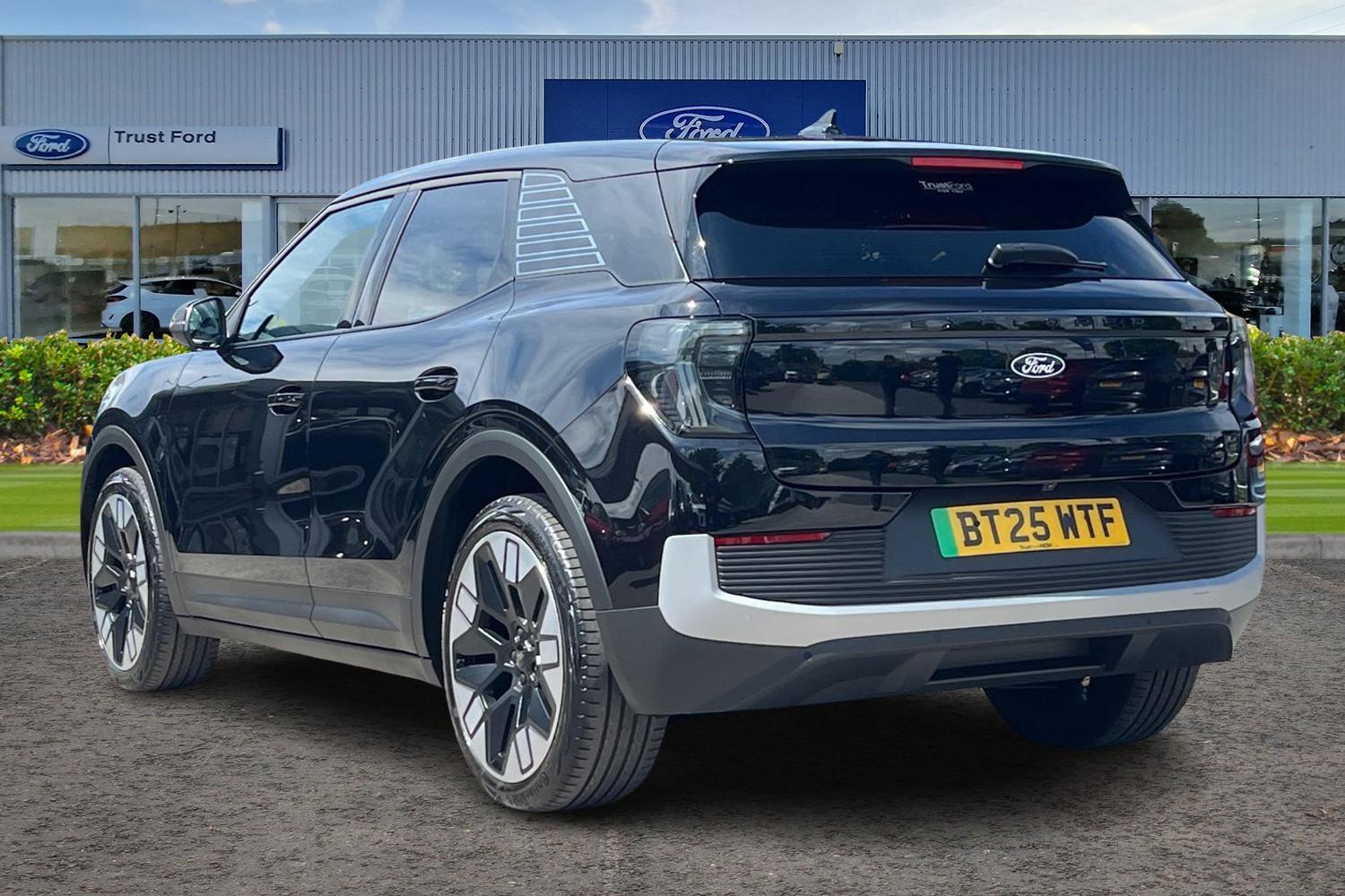 Ford Explorer Photo 1