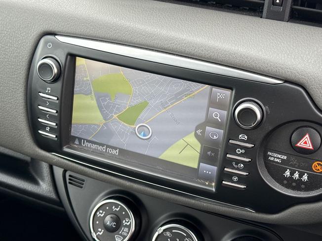TOYOTA Yaris Photo 14