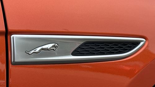 Jaguar F-PACE Photo autoimg-7a736bcb7d69631bfefb7c3971eb6501811fff77.jpg
