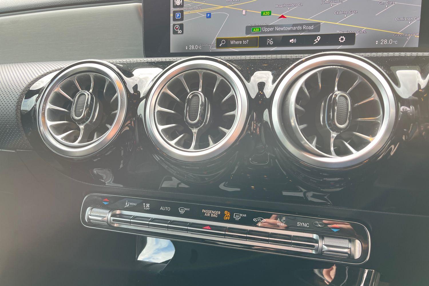 Mercedes-Benz CLA Photo 36