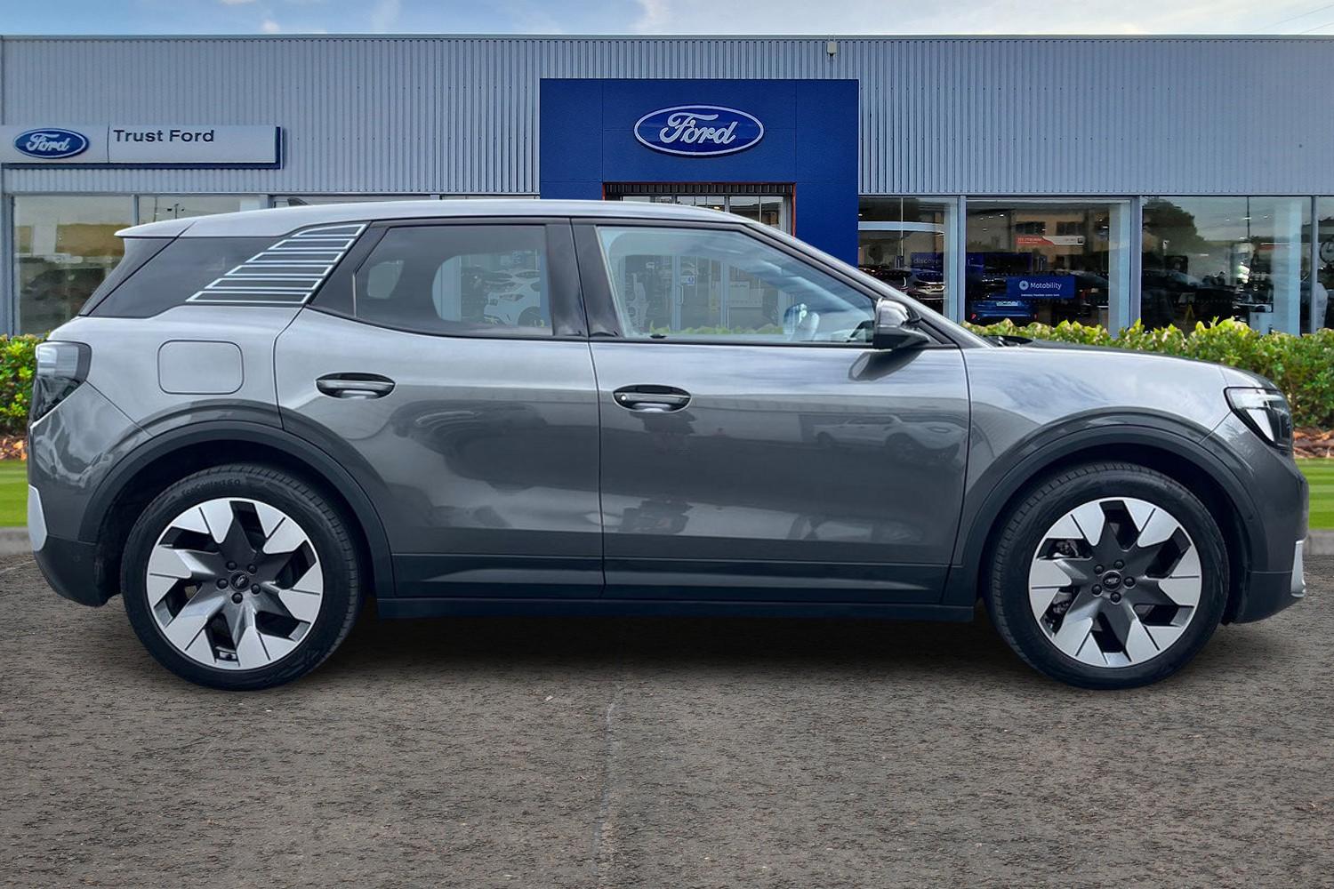 Ford Explorer Photo 2