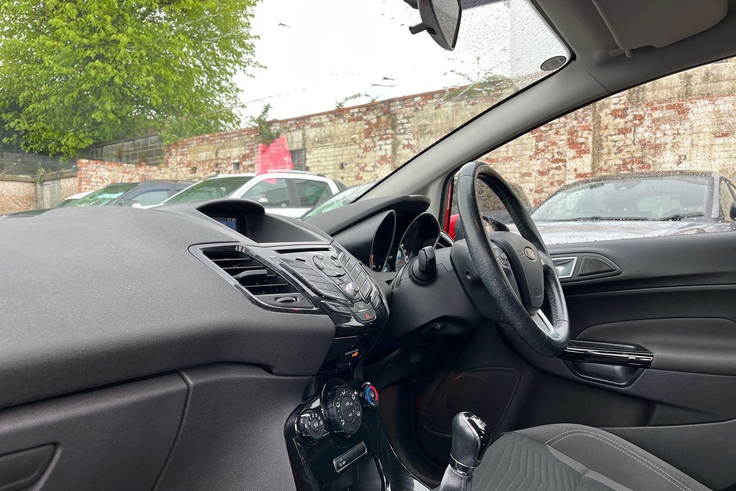 Ford FIESTA Photo 17