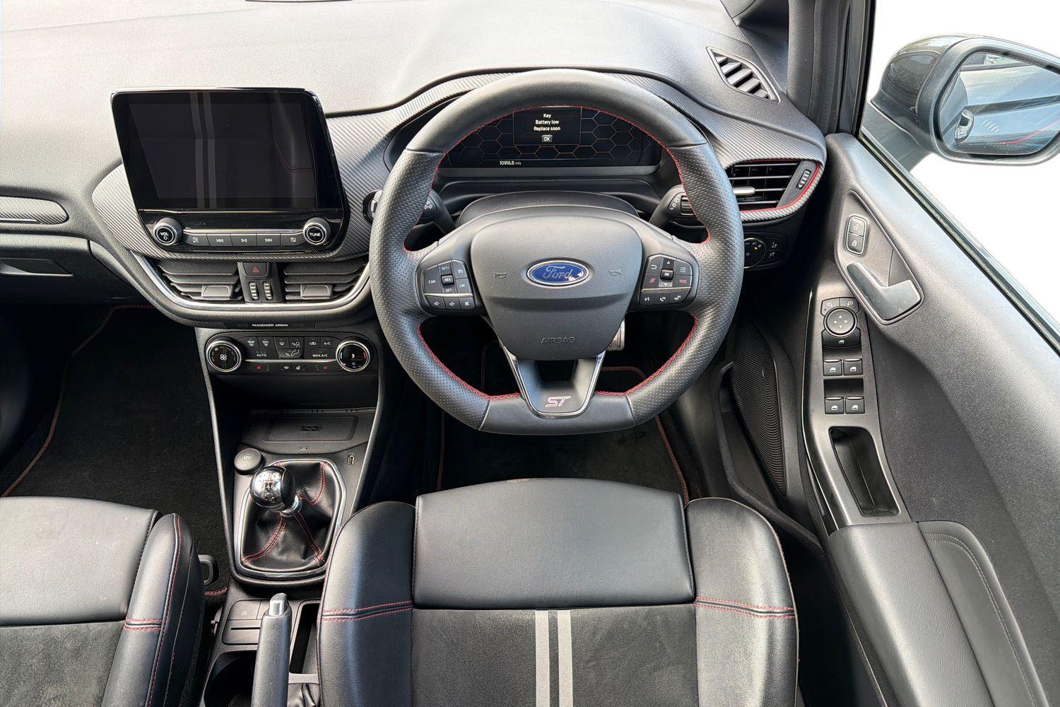 Ford FIESTA Photo 10