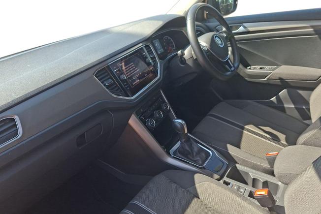 Volkswagen T-Roc Photo 2