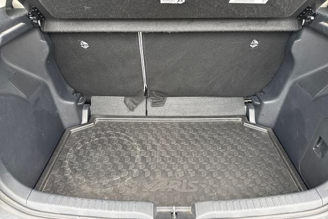 TOYOTA Yaris Photo 12